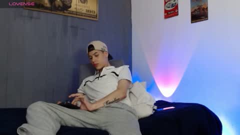 Snapshot of angeloo_666 chatting on September 9, 10:19 pm angeloo 666 online show from September 9, 10:19 pm