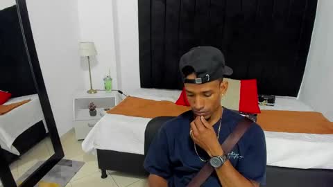 Snapshot of anthoy_wayans chatting on December 8, 10:14 pm       online show from December 8, 10:14 pm