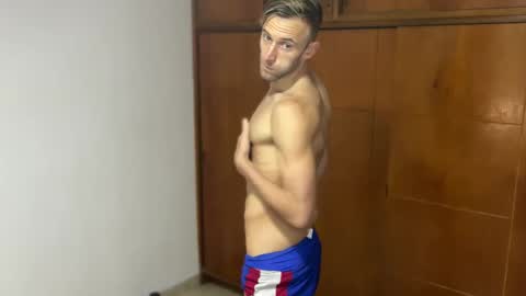 Snapshot of aquilesmade chatting on December 15, 3:53 pm Aquilesmade online show from December 15, 3:53 pm