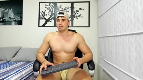 Snapshot of aron647 chatting on February 4, 1:34 am Aron-lake fit online show from February 4, 1:34 am