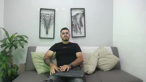 aronhilton online show from January 13, 7:40 pm