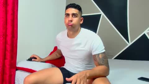 Snapshot of astromgrey chatting on February 12, 8:07 pm Astrom model independent online show from February 12, 8:07 pm