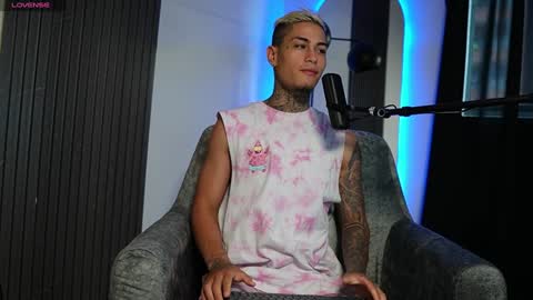 Snapshot of axel_villa chatting on December 9, 8:18 pm Agustin online show from December 9, 8:18 pm