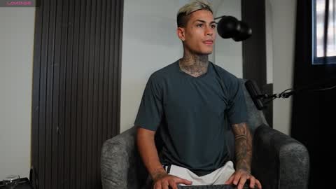 Snapshot of axel_villa chatting on December 30, 3:57 pm Agustin online show from December 30, 3:57 pm