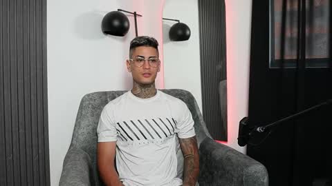 Snapshot of axel_villa chatting on February 18, 9:53 pm Agustin online show from February 18, 9:53 pm