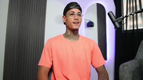 Snapshot of axel_villa chatting on March 2, 3:09 pm Agustin online show from March 2, 3:09 pm