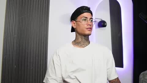 Snapshot of axel_villa chatting on March 2, 12:53 am Agustin online show from March 2, 12:53 am