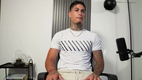 Snapshot of axel_villa chatting on October 6, 8:02 pm Agustin online show from October 6, 8:02 pm