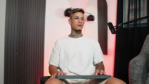 Snapshot of axel_villa chatting on March 5, 9:17 pm Agustin online show from March 5, 9:17 pm