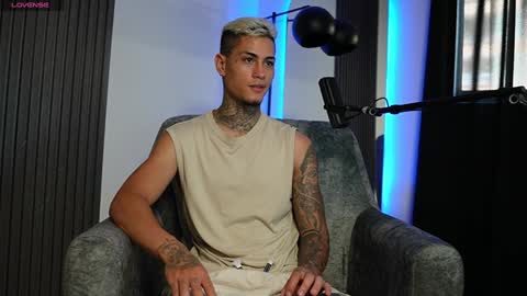 Snapshot of axel_villa chatting on December 18, 5:21 pm Agustin online show from December 18, 5:21 pm