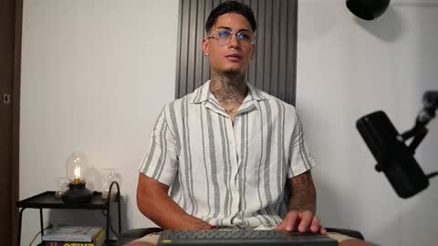 Snapshot of axel_villa chatting on October 24, 8:21 pm Agustin online show from October 24, 8:21 pm