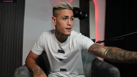 Snapshot of axel_villa chatting on December 21, 12:53 am Agustin online show from December 21, 12:53 am