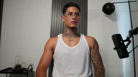 Snapshot of axel_villa chatting on October 28, 7:49 pm Agustin online show from October 28, 7:49 pm