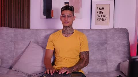 Snapshot of axel_villa chatting on March 8, 10:56 pm Agustin online show from March 8, 10:56 pm