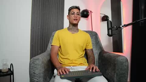 Snapshot of axel_villa chatting on February 12, 9:54 pm Agustin online show from February 12, 9:54 pm