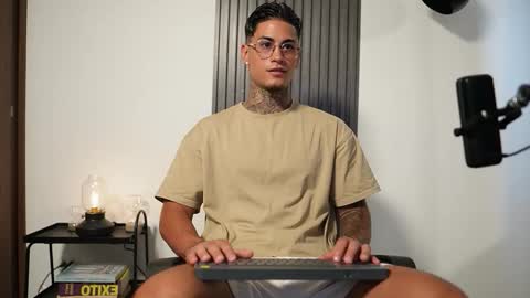 Snapshot of axel_villa chatting on October 20, 8:57 pm Agustin online show from October 20, 8:57 pm