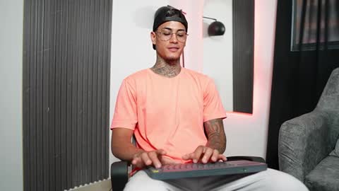 Snapshot of axel_villa chatting on February 27, 9:25 pm Agustin online show from February 27, 9:25 pm