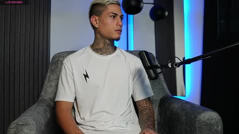 Snapshot of axel_villa chatting on December 17, 10:43 pm Agustin online show from December 17, 10:43 pm