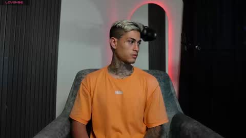 Snapshot of axel_villa chatting on January 7, 10:41 pm Agustin online show from January 7, 10:41 pm