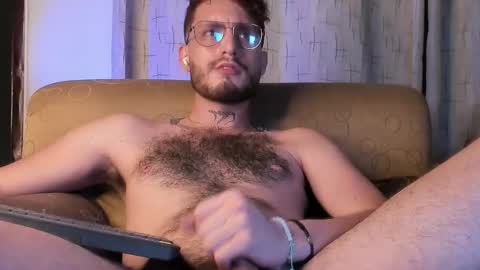 Snapshot of axelg_rose chatting on February 22, 2:17 am    online show from February 22, 2:17 am