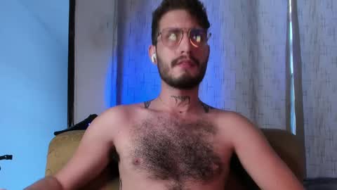 Snapshot of axelg_rose chatting on February 6, 10:32 pm    online show from February 6, 10:32 pm