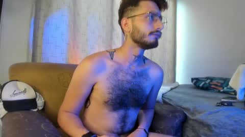 Snapshot of axelg_rose chatting on January 26, 8:23 pm    online show from January 26, 8:23 pm