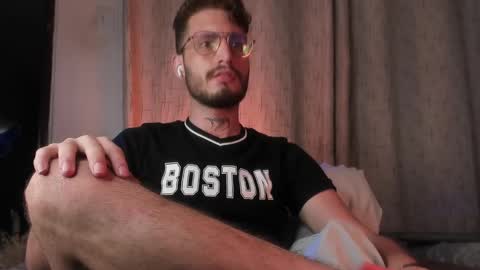 Snapshot of axelg_rose chatting on February 1, 5:39 am    online show from February 1, 5:39 am