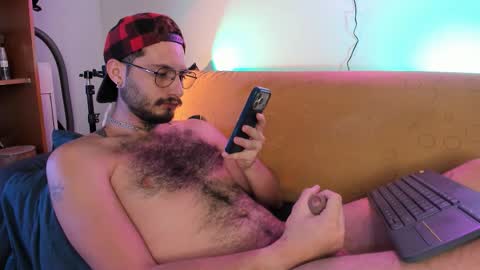 Snapshot of axelg_rose chatting on October 28, 10:45 pm    online show from October 28, 10:45 pm