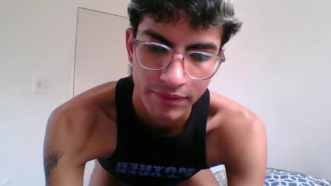 Snapshot of axellatino_ chatting on February 9, 3:45 pm Axel  online show from February 9, 3:45 pm