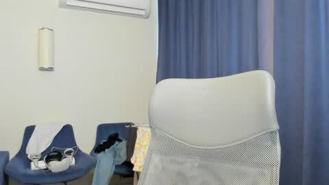 Axl online show from June 18, 1:51 am