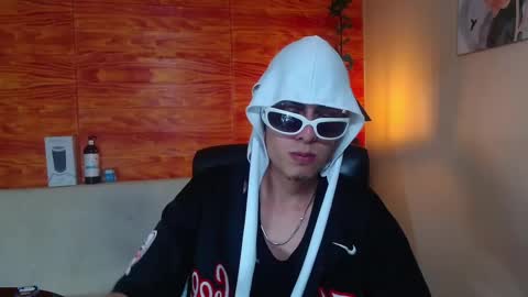 Snapshot of bastiaan_28 chatting on February 12, 3:18 am Bastian online show from February 12, 3:18 am