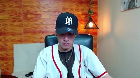 Snapshot of bastiaan_28 chatting on December 28, 4:19 am Bastian online show from December 28, 4:19 am