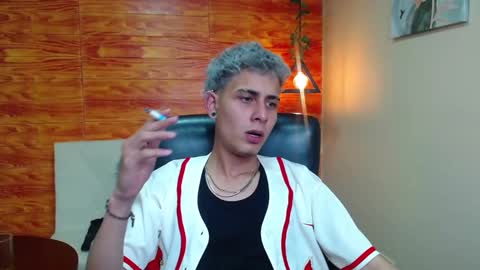 Snapshot of bastiaan_28 chatting on December 17, 5:18 am Bastian online show from December 17, 5:18 am