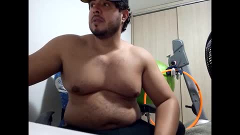 Snapshot of beefypecs_10 chatting on December 17, 3:28 am Criss2fer online show from December 17, 3:28 am