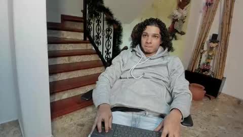 independent model online show from December 20, 8:10 am