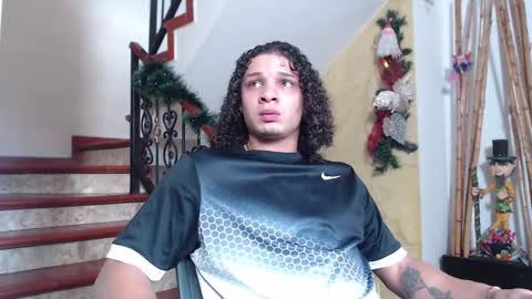 independent model online show from November 29, 9:17 pm