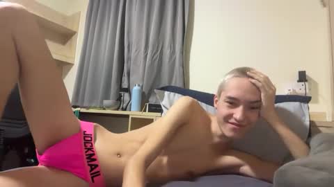 benji_j8 online show from November 18, 9:39 pm