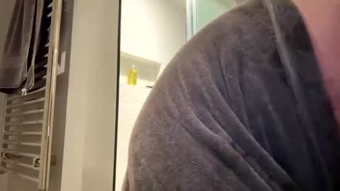 Snapshot of benz10001 chatting on February 13, 11:58 pm benz10001 online show from February 13, 11:58 pm