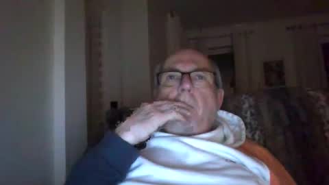 Snapshot of bernard1102 chatting on December 15, 3:34 am bernard1102 online show from December 15, 3:34 am