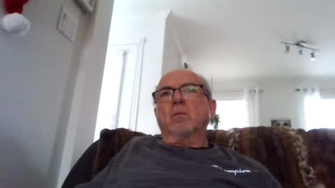 Snapshot of bernard1102 chatting on December 18, 1:34 pm bernard1102 online show from December 18, 1:34 pm