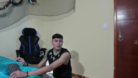 Snapshot of bigdick_alejo chatting on October 25, 3:25 pm Alejo online show from October 25, 3:25 pm