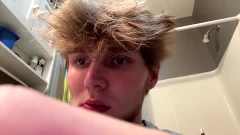 Snapshot of bigskinnyboyshh chatting on February 14, 9:56 am bigskinnyboyshh online show from February 14, 9:56 am