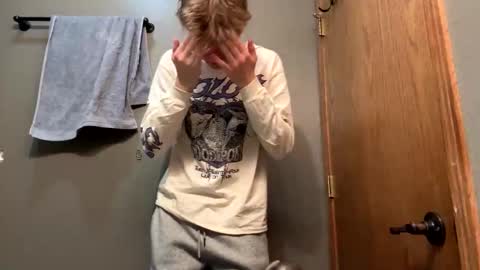 Snapshot of bigskinnyboyshh chatting on December 10, 11:31 pm bigskinnyboyshh online show from December 10, 11:31 pm