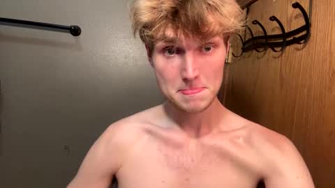 Snapshot of bigskinnyboyshh chatting on December 12, 5:52 am bigskinnyboyshh online show from December 12, 5:52 am