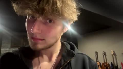 Snapshot of bigskinnyboyshh chatting on September 24, 1:27 am bigskinnyboyshh online show from September 24, 1:27 am