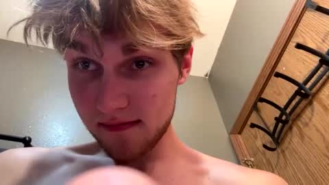 Snapshot of bigskinnyboyshh chatting on December 15, 2:08 am bigskinnyboyshh online show from December 15, 2:08 am