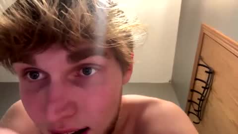 Snapshot of bigskinnyboyshh chatting on January 18, 8:52 am bigskinnyboyshh online show from January 18, 8:52 am