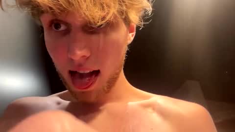 Snapshot of bigskinnyboyshh chatting on February 8, 1:32 am bigskinnyboyshh online show from February 8, 1:32 am