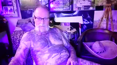 blindsurfer780299 online show from July 11, 8:00 pm
