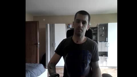 Snapshot of blue_eyed_wolf chatting on October 19, 10:29 am Runaway online show from October 19, 10:29 am